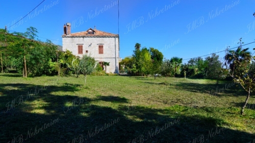 Beautiful detached traditional stone house / to-be villa - attractive location 